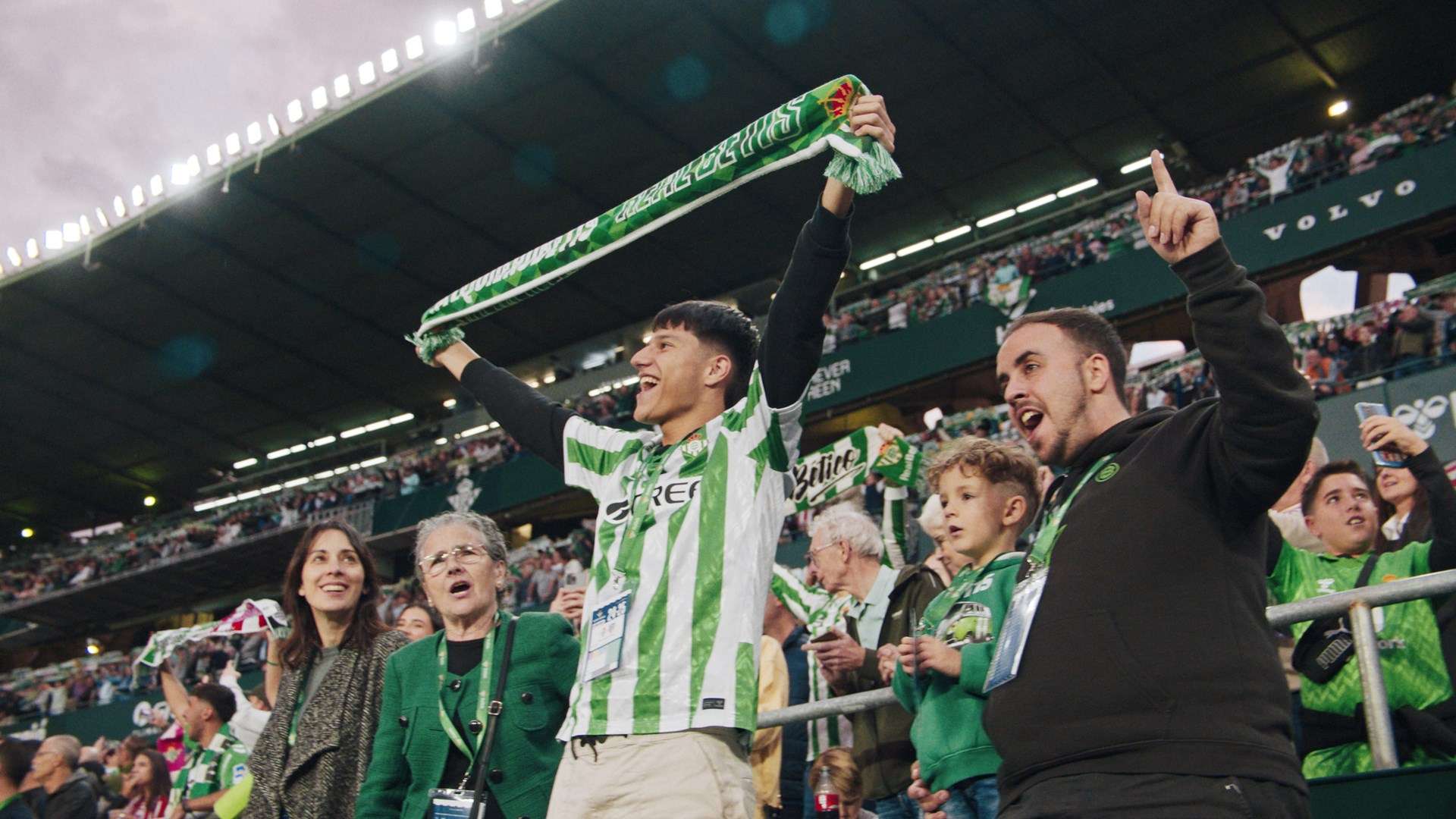 双红会前瞻：利物浦对阵曼联比分预测与历史交锋解析，红军或强势取胜