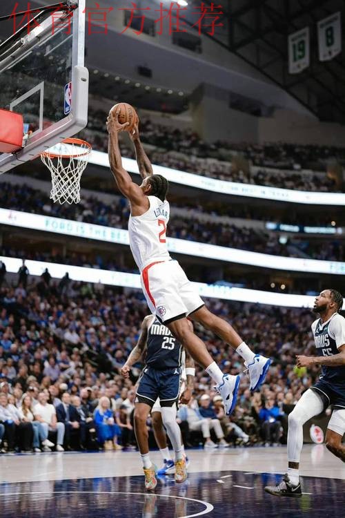 绝处逢生!伦纳德命中高难度底角三分,助快船紧咬比分 绝处逢生!伦纳德命中高难度底角三分,助快船紧咬比分